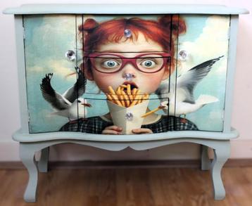 Een grijze kast “Meisje met meeuw”, IN PRIJS VERLAAGD beschikbaar voor biedingen