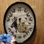 Ovaal borduurwerk schilderij romantisch tafereel, Antiek en Kunst, Ophalen of Verzenden