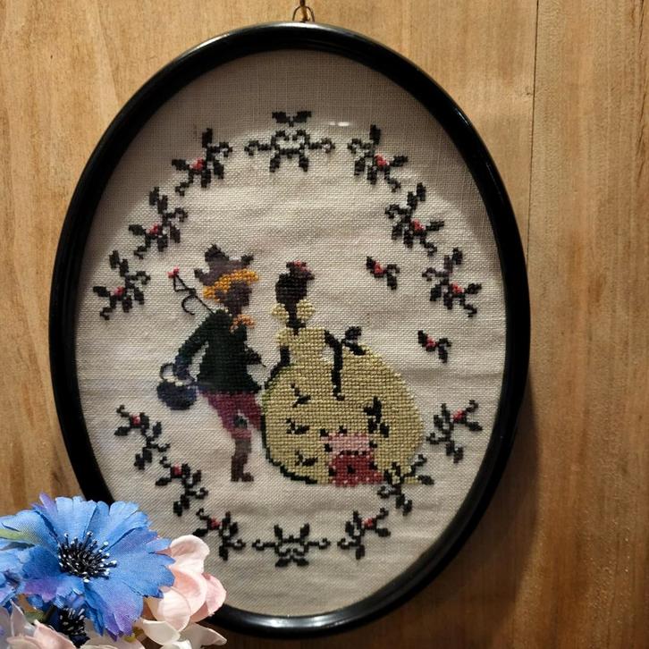 Ovaal borduurwerk schilderij romantisch tafereel, Antiek en Kunst, Antiek | Kleden en Textiel, Ophalen of Verzenden