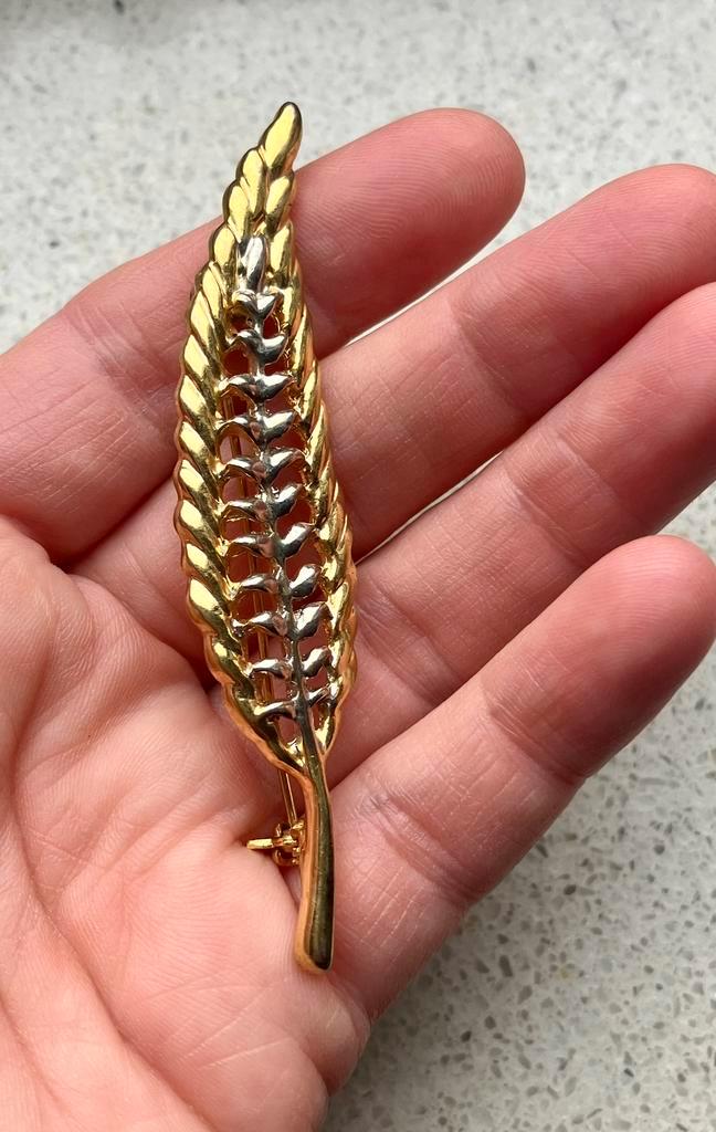 Messing opengewerkte veer vormige broche tweekleurig, Sieraden, Tassen en Uiterlijk, Broches, Zo goed als nieuw, Overige materialen