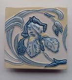 Antieke Art Nouveau Tegel - Iris Bloem, Antiek en Kunst, Antiek | Wandborden en Tegels, Ophalen of Verzenden