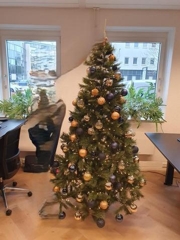 Kerstboom inclusief versiering en lampjes - Kunstboom  beschikbaar voor biedingen