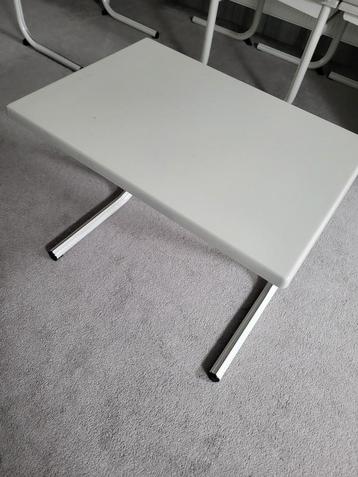 8 stevige kindertafels – ideaal voor school, opvang of thuis beschikbaar voor biedingen