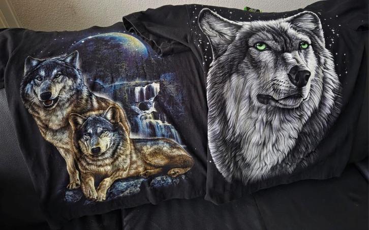 Twee zwarte T-shirts met Wolven print maat S / 34/36, Kleding | Heren, T-shirts, Zo goed als nieuw, Maat 46 (S) of kleiner, Zwart