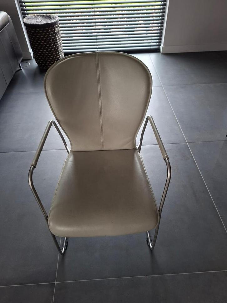 6 Lichtgrijze leren stoelen met stalen frame, Huis en Inrichting, Stoelen, Gebruikt, Vijf, Zes of meer stoelen, Leer, Grijs, Ophalen