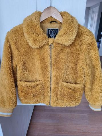 Okergele tussenjas maat 134 beschikbaar voor biedingen