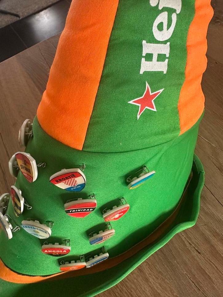 Hup Holland Hup Carnavalspet met Speldjes, Verzamelen, Speldjes, Pins en Buttons, Gebruikt, Speldje of Pin, Stad of Land, Ophalen of Verzenden