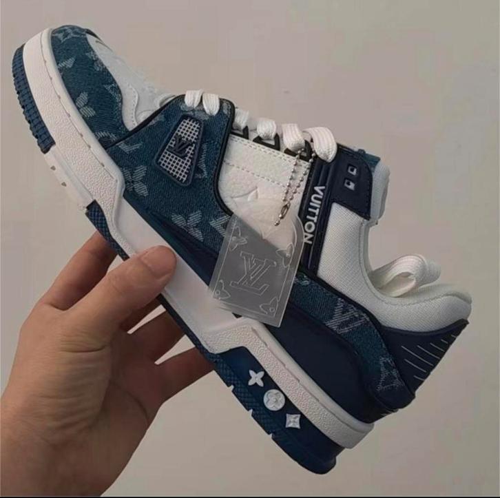 LV Trainers - Stijlvolle Sneakers, Kleding | Heren, Schoenen, Zo goed als nieuw, Sneakers of Gympen, Overige kleuren, Verzenden