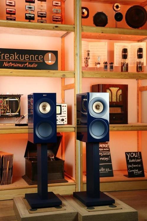 KEF R3 / R 3 Meta op stands TRADE.INRUIL. (Krasjes). Sessie?, Audio, Tv en Foto, Luidsprekers, Zo goed als nieuw, Front, Rear of Stereo speakers