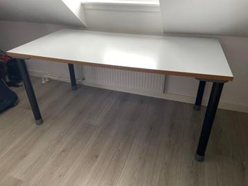 Bureau met licht grijs werkblad