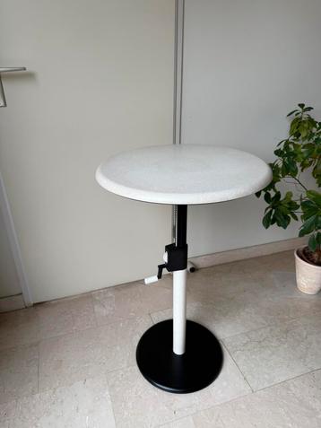 Witte bijzet stafel beschikbaar voor biedingen