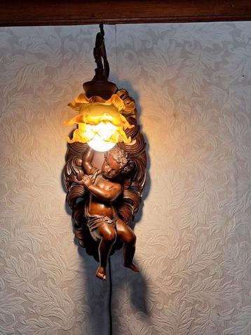 Prachtige antieke bronskleurige wandlamp met engel beschikbaar voor biedingen
