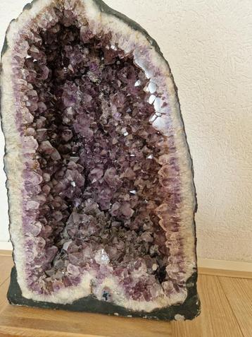 Grote amethist geode beschikbaar voor biedingen