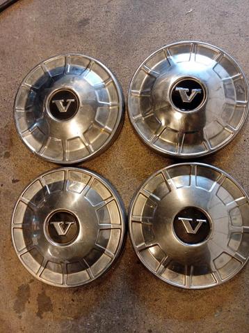 4 Volvo wieldoppen - Kleine beschadigingen beschikbaar voor biedingen