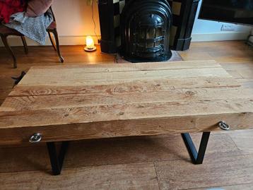 Robuuste salontafel van massief hout beschikbaar voor biedingen