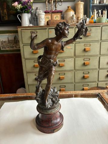 Antiek bronzen beeld 'La Chasse - Jongen met vogel. beschikbaar voor biedingen