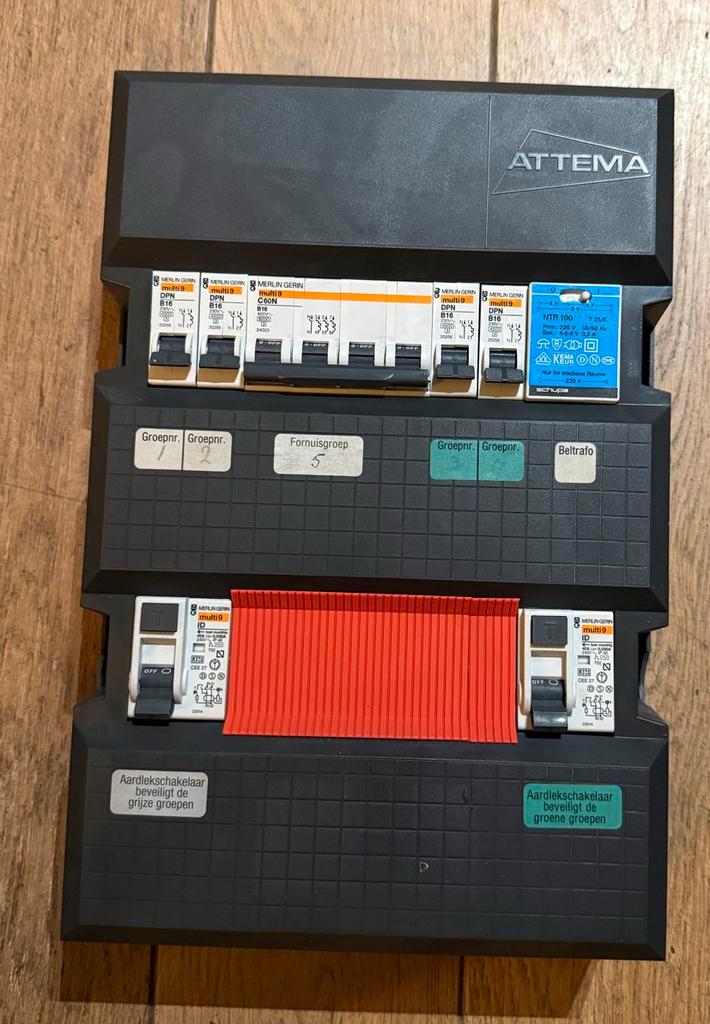 Attema meterkast - 2 aardlekschakelaars, 4 groepen, Doe-het-zelf en Verbouw, Elektra en Kabels, Gebruikt, Ophalen of Verzenden