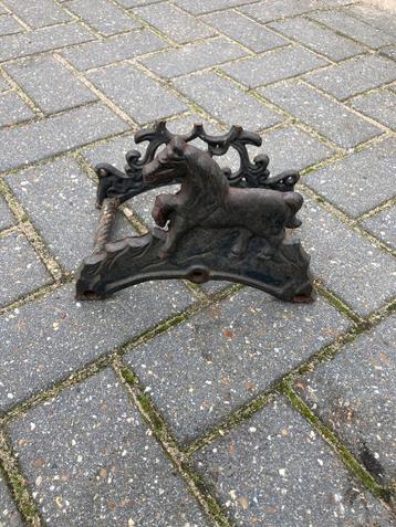 Slangenhouder giet ijzer paard beschikbaar voor biedingen