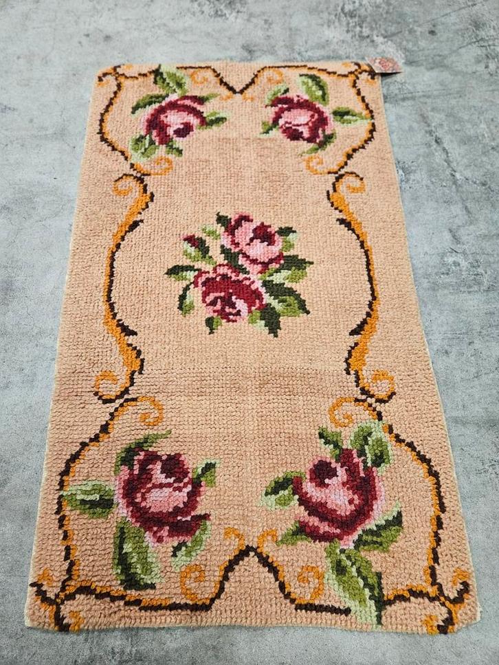 Vintage wol Smyrna tapijt floral roses badmat 70x120cm, Huis en Inrichting, Stoffering | Tapijten en Kleden, Gebruikt, 50 tot 100 cm