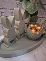 Saliegroene Paasset met haasjes en ei-bakje, Diversen, Pasen, Ophalen of Verzenden, Nieuw