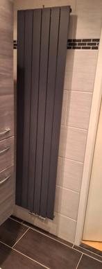 Grijze Designradiator - verticale radiator, Doe-het-zelf en Verbouw, Verwarming en Radiatoren, Ophalen, 500 tot 800 watt, Radiator