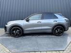 Volkswagen T-Roc 1.5 eTsi R-Line First Edition | Trekhaak we, Auto's, Volkswagen, 730 kg, Zwart, 4 cilinders, Leder en Stof
