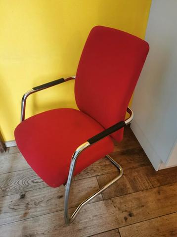 Dieprode ergonomische stoel, zit heerlijk ondersteunend beschikbaar voor biedingen