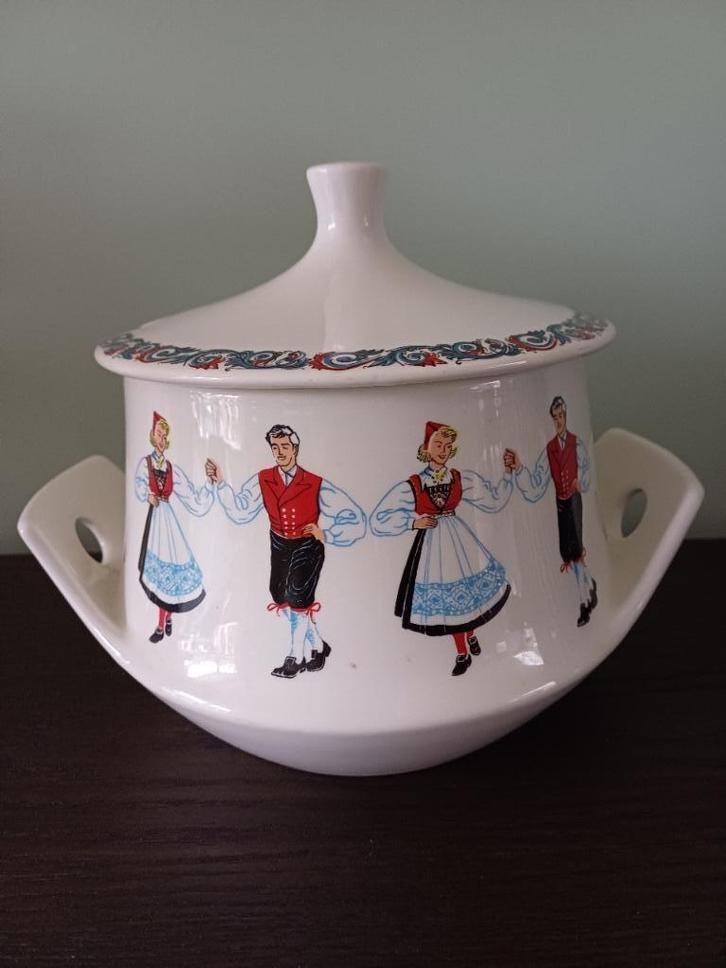 Figgjo Flint Hardanger Dancers soepterrine, Huis en Inrichting, Keuken | Servies, Zo goed als nieuw, Schaal of Schalen, Overige stijlen