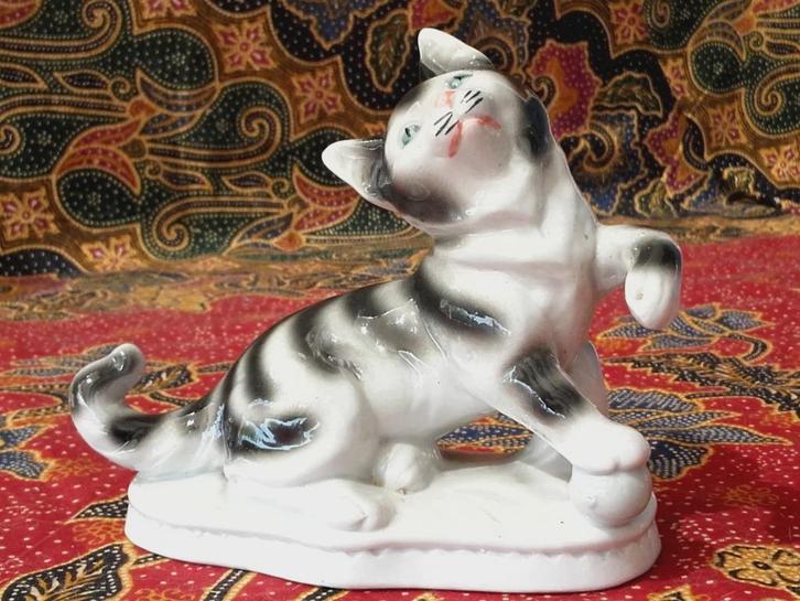 Mooi oud beeldje uit Duitsland van poes of kat 10,8 cm., Antiek en Kunst, Antiek | Porselein, Ophalen of Verzenden