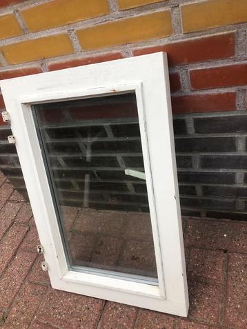 Raam met isolerende beglazing beschikbaar voor biedingen