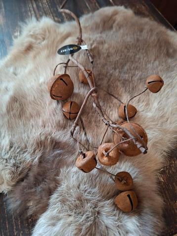 Decoratieve tak met rustieke bellen beschikbaar voor biedingen