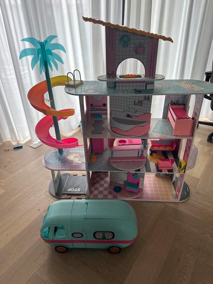 LOL Poppenhuis met glijbaan + camper – opknapper – €40 samen, Kinderen en Baby's, Speelgoed | Poppenhuizen, Zo goed als nieuw
