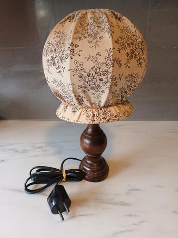 Vintage Tafellamp met Bloemenkap beschikbaar voor biedingen