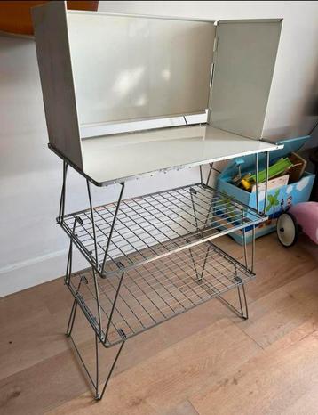 Zeer degelijke camping keukenkast, met 3 lagen en windscherm beschikbaar voor biedingen