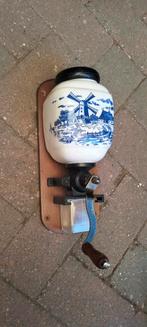 Oude brocante antieke koffiemolen Delfts Blauw, Antiek en Kunst, Antiek | Keukenbenodigdheden, Ophalen of Verzenden