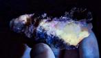 ZELDZAAM BLAUWE KWARTS, ITALIË (=UV), Ophalen of Verzenden, Mineraal
