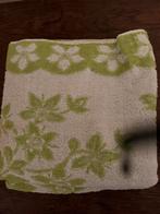 2 nieuwe witte handdoeken met groene bloemen, Huis en Inrichting, Ophalen, Nieuw, Overige kleuren, Handdoek