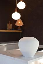 Witte vaas, Wit, Aardewerk of Porselein, Ophalen of Verzenden, Zo goed als nieuw