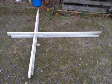 Een meranti kruis om een kozijn te verdelen in vakken beschikbaar voor biedingen