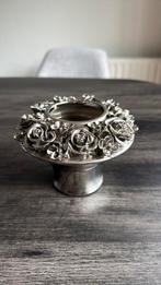 Decoratieve metalen vaas met rozenmotief, Ophalen of Verzenden, Zo goed als nieuw