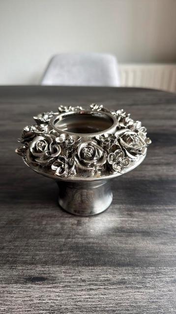 Decoratieve metalen vaas met rozenmotief beschikbaar voor biedingen