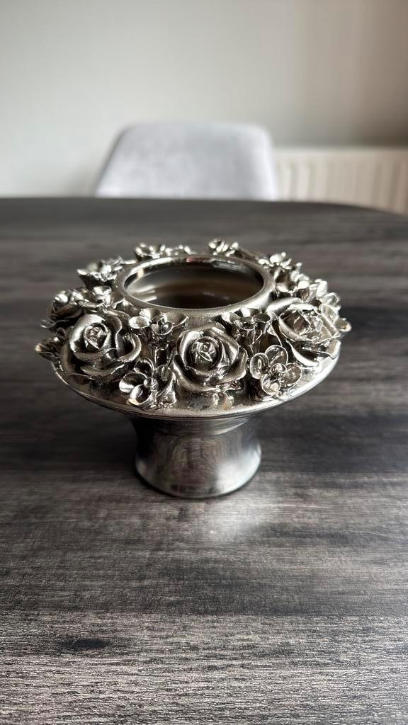 Decoratieve metalen vaas met rozenmotief, Huis en Inrichting, Woonaccessoires | Etagères, Zo goed als nieuw, Ophalen of Verzenden