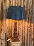 Mooie grote tafellamp, voet hout met lederlook kap, Hout, Ophalen of Verzenden, Zo goed als nieuw, 50 tot 75 cm