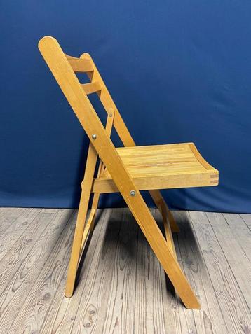 Vintage houten klapstoel beschikbaar voor biedingen
