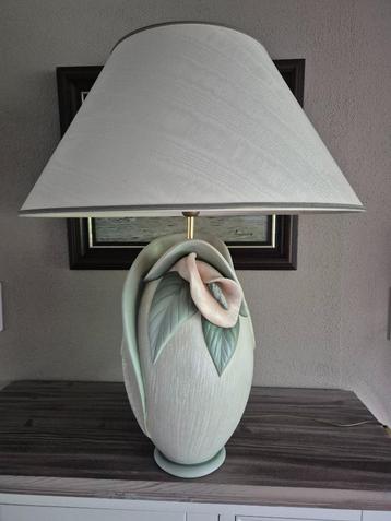 hele mooie grote tafel lamp beschikbaar voor biedingen