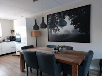 Mooie grote houten teaktafel beschikbaar voor biedingen