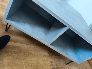 Betonlook salontafel met opbergvakken beschikbaar voor biedingen