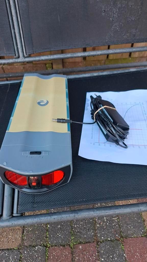 Batavus fietsaccu +oplader, Fietsen en Brommers, Fietsaccessoires | Fietsaccu's, Zo goed als nieuw, Ophalen of Verzenden