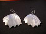 Een paar Lange Zilveren Oorbellen met Witte Parelmoer, Sieraden, Tassen en Uiterlijk, Antieke sieraden, Verzenden, Zilver, Oorbellen