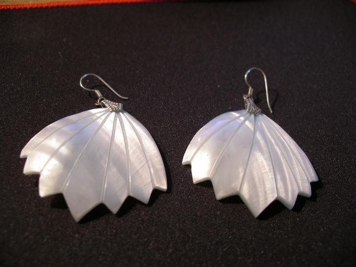 Een paar Lange Zilveren Oorbellen met Witte Parelmoer, Sieraden, Tassen en Uiterlijk, Antieke sieraden, Oorbellen, Zilver, Verzenden
